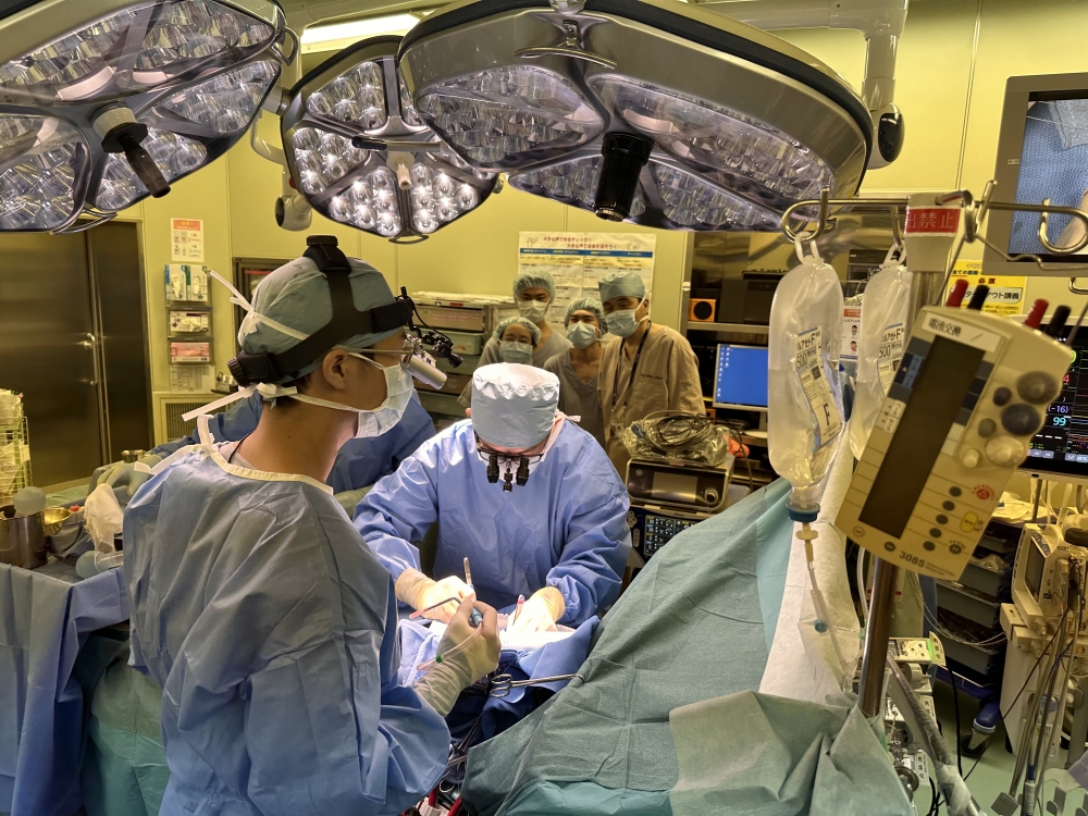 手術現場を見学するYMSの生徒たち。心臓外科医・南淵明宏先生など、医療界に幅広いネットワークを持つYMSならではの取り組みです