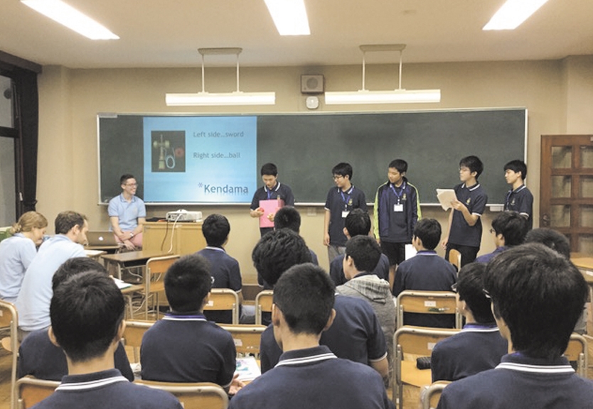講師からの質問にプレゼンテーションの形で生徒たちが英語で応える。