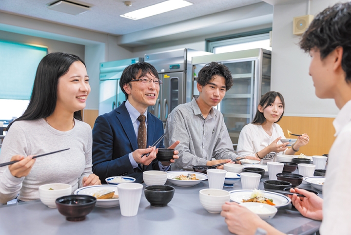 校舎内の食堂では栄養バランスの取れた食事が提供され、 長い受験生活を支えます