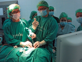 ラオス・マホソット病院で鼻科手術を指導