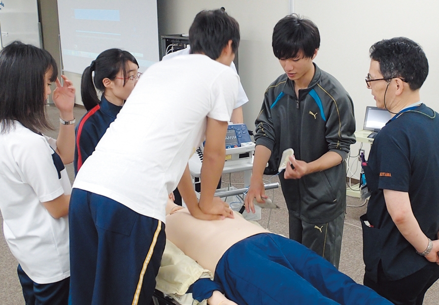 帝京大学医学部での特別プログラム。救急救命の授業も、大学の教員の指導のもと、医学部の学生が受講する授業と同一の内容が行われる。